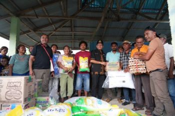 Gubernur NTT membawa bantuan langsung ke tiga titik terdampak gempa M7,7 di Riung