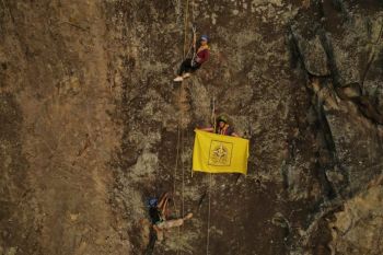 Merayu batu, menantang langit di tebing Gajah