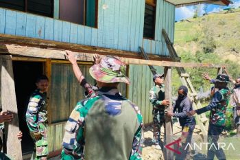 Prajurit Yonif 511/DY perbaiki rumah warga Yumaneri Papua Pegunungan