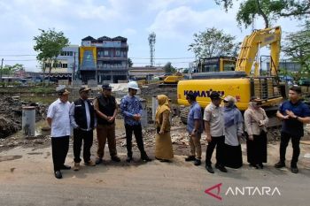 DPRD Banjarmasin tinjau pembangunan jembatan Jafri Zamzam II