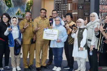 Menteri PPPA serahkan bantuan spesifik perempuan dan anak untuk NTT