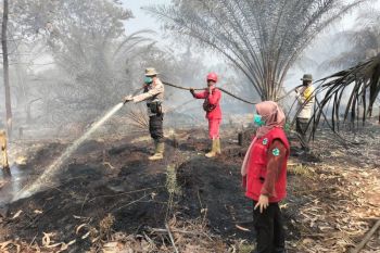 Polsek Bukit Batu dan tenaga medis perkuat penanganan dan pendinginan karhutla