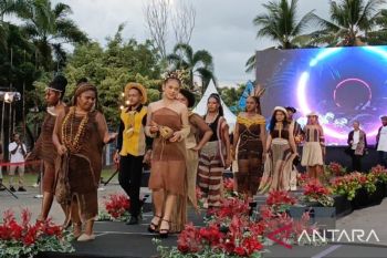 Merajut noken sebagai wastra Papua