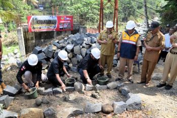 Pemkab Banyumas melanjutkan pembangunan jembatan permanen Grumbul Cibun