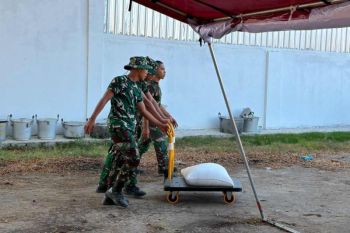 Bulog, TNI dan pemerintah sediakan dapur umum untuk korban kebakaran Desa Adat Sade