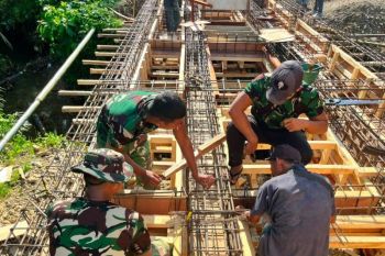 Satgas TNI bangun jembatan  di Nias Selatan percepat pemerataan daerah