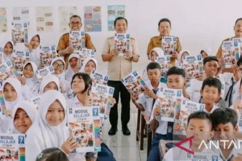 Bupati Karawang bagikan gratis  modul pembelajaran ke pelajar SD dan SMP