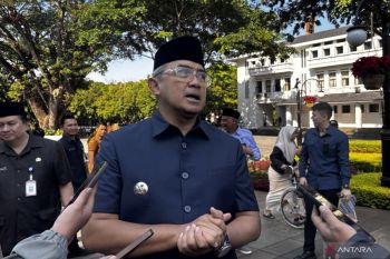 Pemkot Bandung menyerahkan bantuan Rp1 miliar untuk korban gempa di NTT