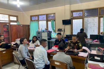 Polisi melimpahkan tersangka percabulan anak ke Kejari Kupang