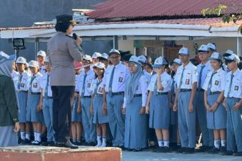 Polwan 'Goes to School' ajak pelajar di Manado disiplin dan berani berbicara