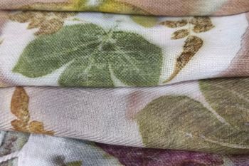 Wastra Ecoprint Flora Benuanta: Jejak Magis Tanpa Duplikat