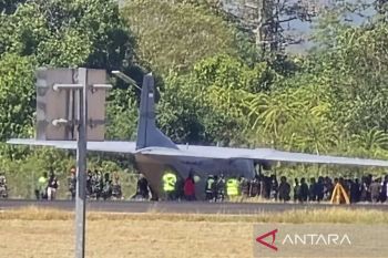 Pesawat Cassa TNI tergelincir di landasan pacu Bandara Sultan Hasanuddin
