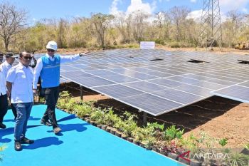 Bahlil siapkan PLTS 100 GWp untuk terangi desa tanpa listrik