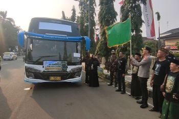Kapolres Cilegon lepas keberangkatan 150 Muktamirin ke Muktabar ke-35 NU