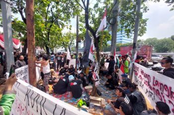 Massa mulai siapkan atribut di depan Gedung DPR