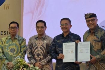 Inisiator Bandara Bali Utara teken kontrak pembelian tiga N219 Amfibi dari PTDI