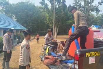 BPBD - Polres Tabalong distribusikan air bersih ke SMPN 3 Tanta