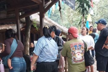 Wisatawan padati permukiman Badui sambil berburu durian&nbsp;  &lrm;