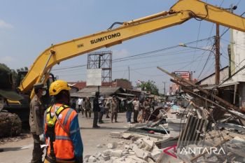 Pemkab Bekasi bongkar puluhan bangunan liar di bantaran Saluran Sekunder Balong Tua