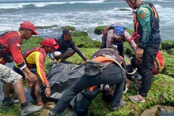 Tim SAR menemukan seorang wisatawan yang jadi korban terseret ombak di laut Garut