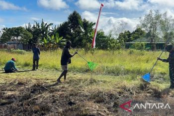 Prajurit Satgas Yonif 511/DY bersihkan lapangan Trikora Mamberamo Raya