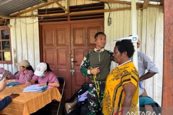 Yonif 511/DY bantu tenaga kesehatan layani warga Tolikara