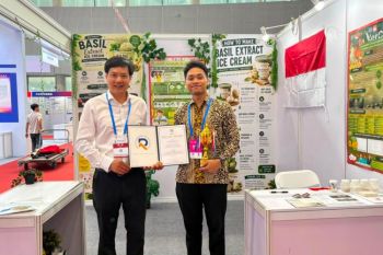 Dari limbah bulu ayam dan cangkang telur, mahasiswa Arsitektur UMS raih medali perak di China