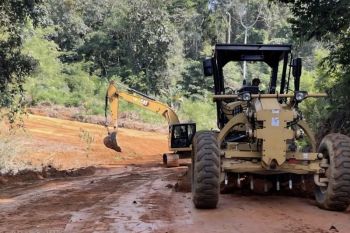 Pemkab Gumas optimalkan dua alat berat perbaiki infrastruktur