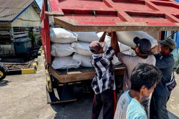 Bulog Natuna libatkan aparat kecamatan salurkan bantuan pangan di perbatasan