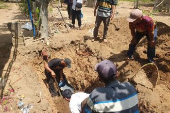 Warga bongkar makam kuno di Sembung Tulungagung