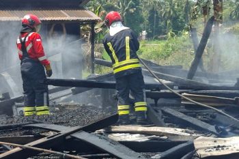 Respons cepat DSLNG, tim damkar bantu tangani kebakaran rumah warga di Bakung