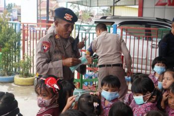 Brimob Polda Sultra edukasi murid TK terkait bahaya dan pencegahan kebakaran hutan dan lahan