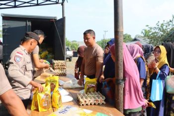 Polres Natuna hadirkan kebutuhan pokok murah untuk warga Tapau