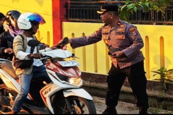 Polsek Banjarmasin Selatan bagikan masker lindungi warga dari asap