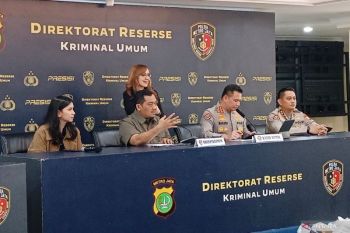 Polisi mendalami aliran dana pembelian bahan bom molotov-senjata tajam