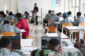 Sekolah Rakyat Terintegrasi Mimika dapat bantuan 17 unit komputer dari Kemensos RI
