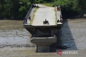 Upaya penyelamatan di Nepal berlanjut, korban tewas lebih 160 orang
