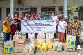 Petani Terdampak Banjir di Padang Dapat Bantuan Rp100 Juta dari Pupuk Kaltim