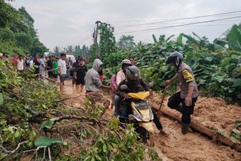 Polisi atur lalu lintas jalur Trans Sulawesi di Parimo akibat banjir