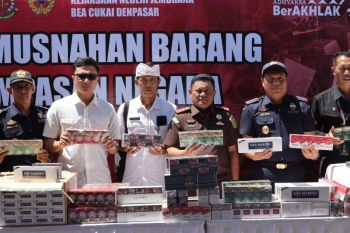 Kejari Jembrana musnahkan barang bukti ratusan ribu bungkus rokok ilegal