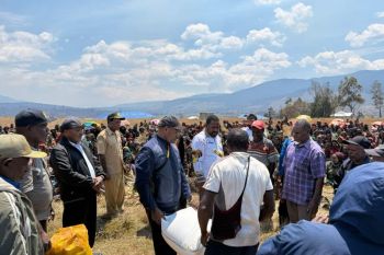 Nduga distributes 50 tons of rice amid drought risk