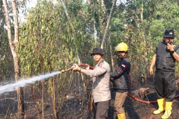 Kapolres Tabalong dan jajarannya lakukan pemadaman  ke lokasi karhutla