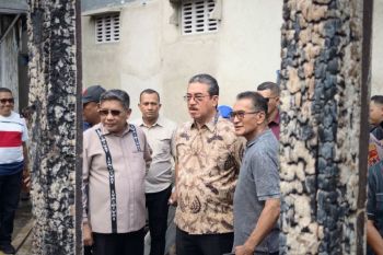 Gubernur Maluku salurkan bantuan  kebutuhan dasar pada korban kebakaran di Ambon