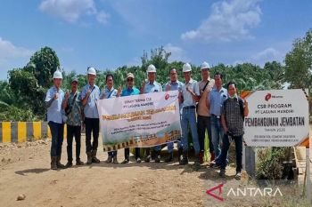 Permudah akses antar desa PT Laguna Mandiri bangun jembatan