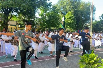 Mahasiswa PLP FKIP UMS selenggarakan lomba Dolanan Bocah di SD Negeri Sondakan semarakkan HAN 2026