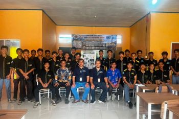 14 Jam menempuh laut, Tim UNP hadirkan Smart Simulator EFI untuk SMKN 3 Kepulauan Mentawai