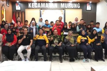 Pemkab Mura salurkan 230 pasang sepatu bantu semangat belajar siswa