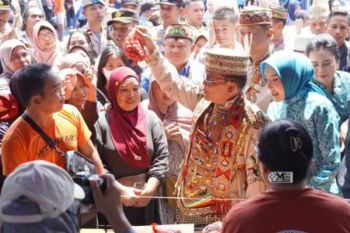Pasar Murah HUT ke-24 Murung Raya, Gubernur Kalteng turun langsung temui warga