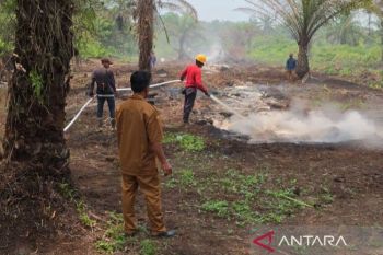 Personel Damkar PTPN IV Regional III bantu atasi Karhutla di areal masyarakat