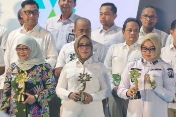 Pemkot Ambon raih penghargaan literasi keuangan terbaik tingkat kota se-Indonesia
